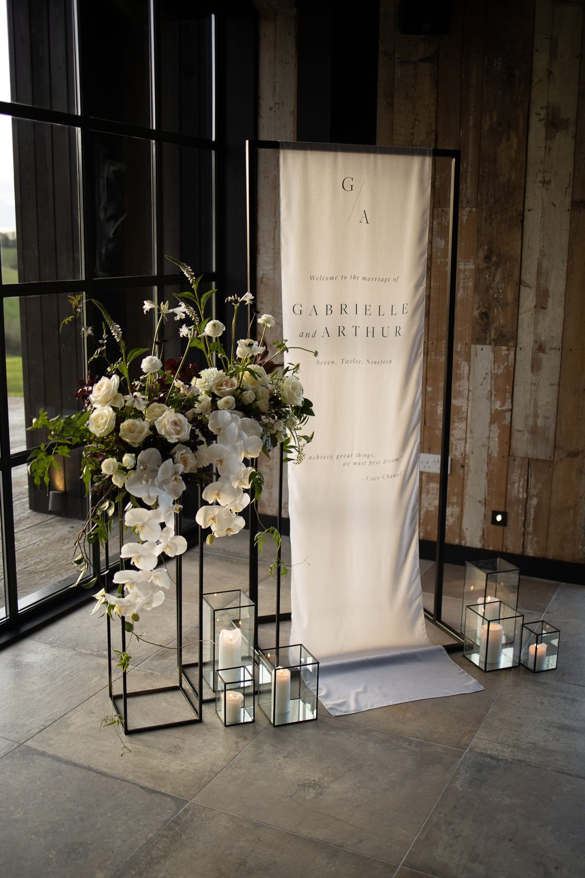 Welcome wedding sign in black frame